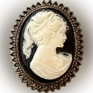 👤Victorian Revival Black & White Cameo Brooch ?Vintage 1960s-70s Estate Jewelry?